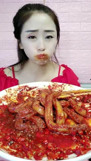 网红小姐姐吃麻辣八瓜鱼,辣味十足，网友直呼过瘾！  第2张